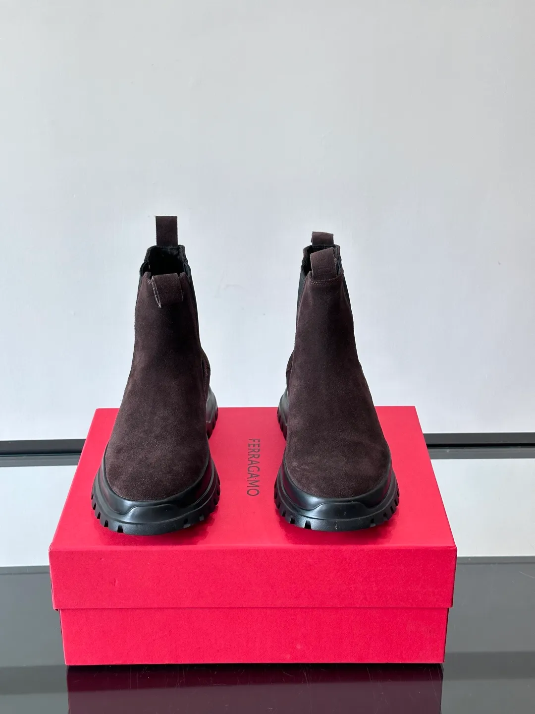 Men's men's shoes 💰960 FERRAGAMO Chelsea boots, super A Chelsea shoes equipped with thick outsole, minimalist design exudes modern charm. Imported leather surface, good texture, leather lining, easy to wear!  size: 39-44 (38.45.46 customized)
